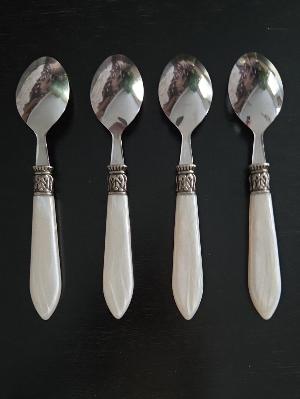 Faux Pearl Handle 24 Piece flatware set - Picture 10 of 12
